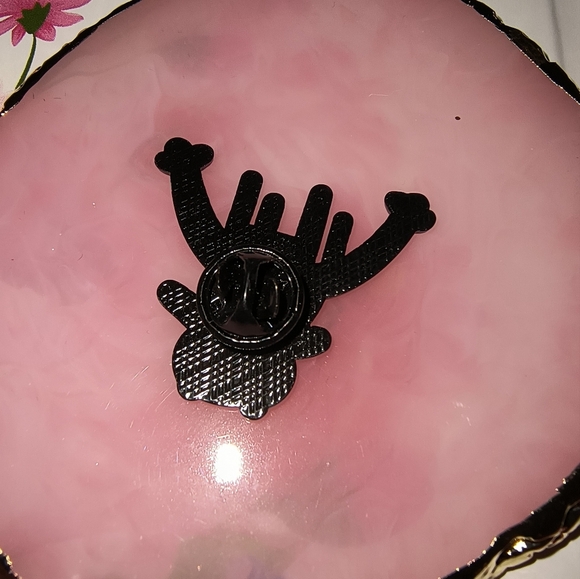 Green Frog Enamel Pin Funny Black Chair - Picture 3 of 3